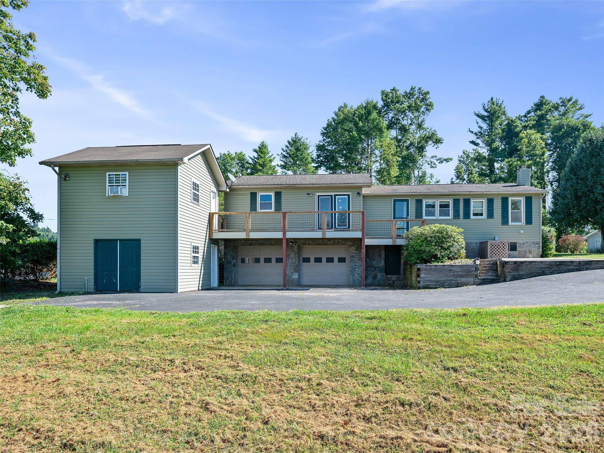 102 Phillips RD, Spruce Pine, NC 28777