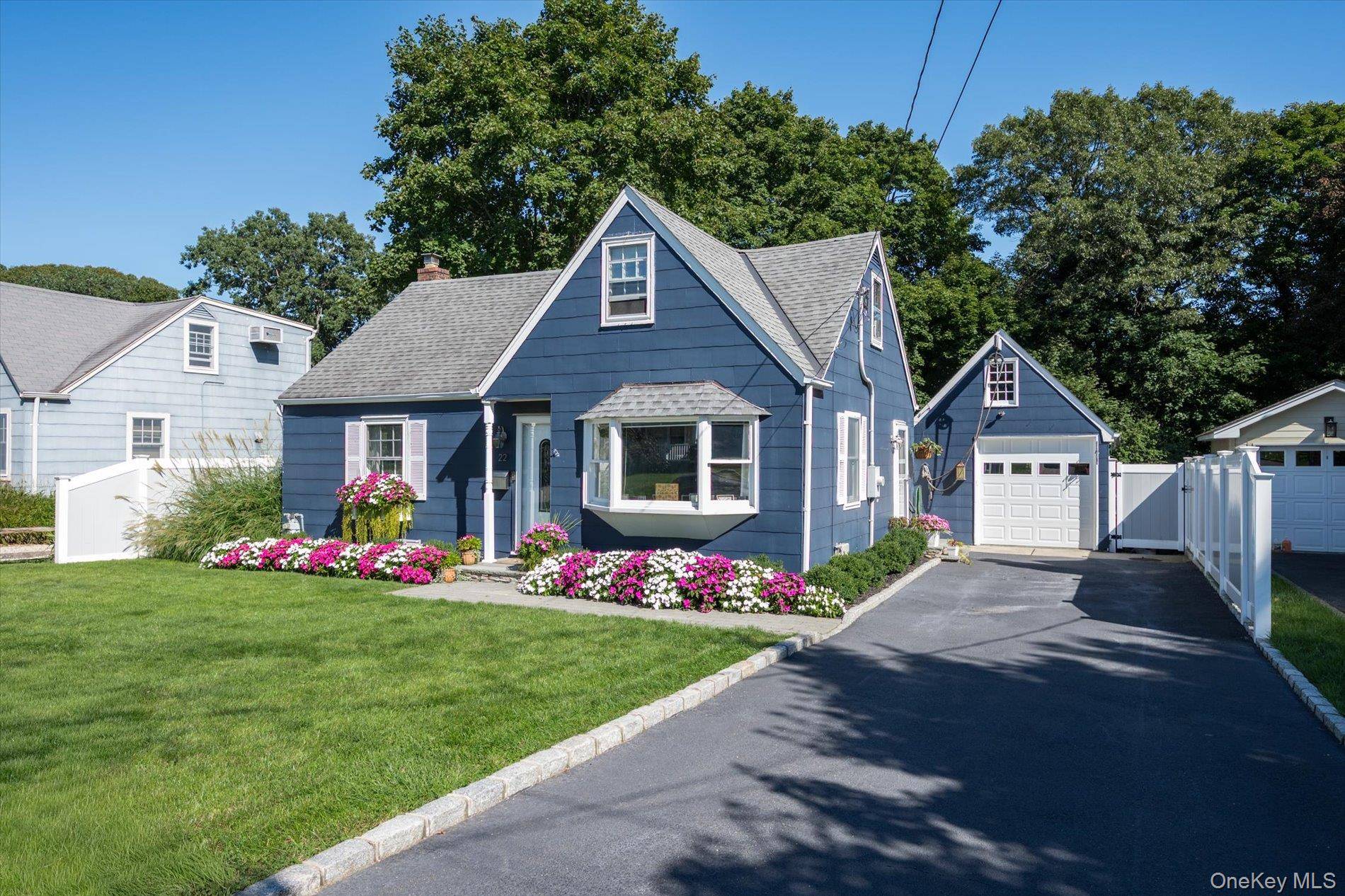 22 Crestfield PL, Northport, NY 11768