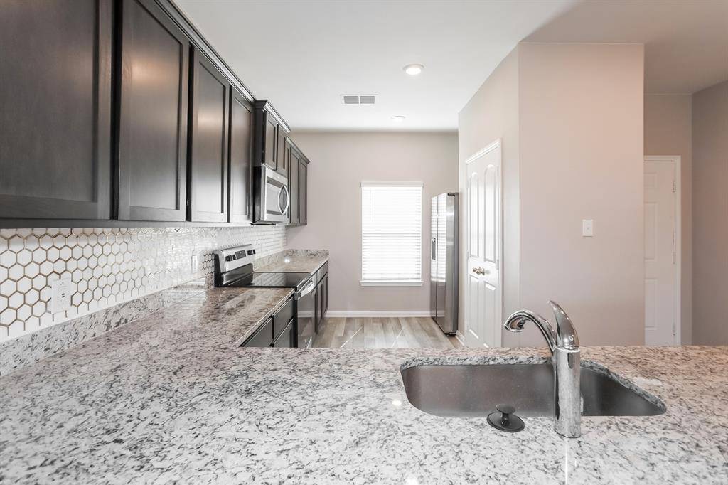 112 Barbwire Way, Newark, TX 76071