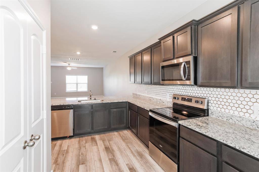 112 Barbwire Way, Newark, TX 76071