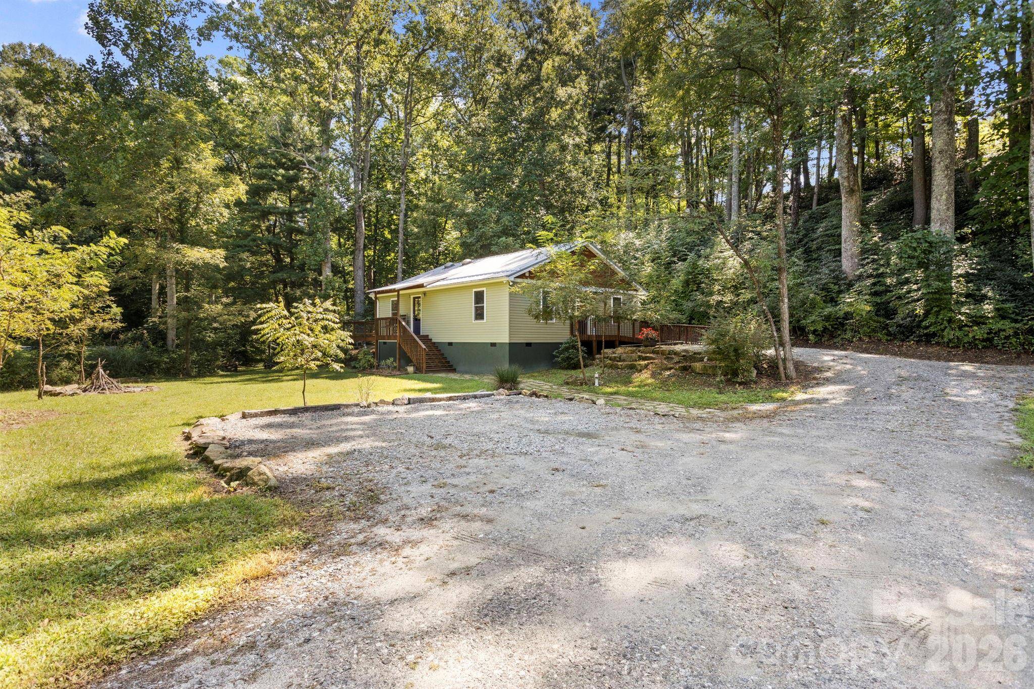 400 Laurel DR, Saluda, NC 28773