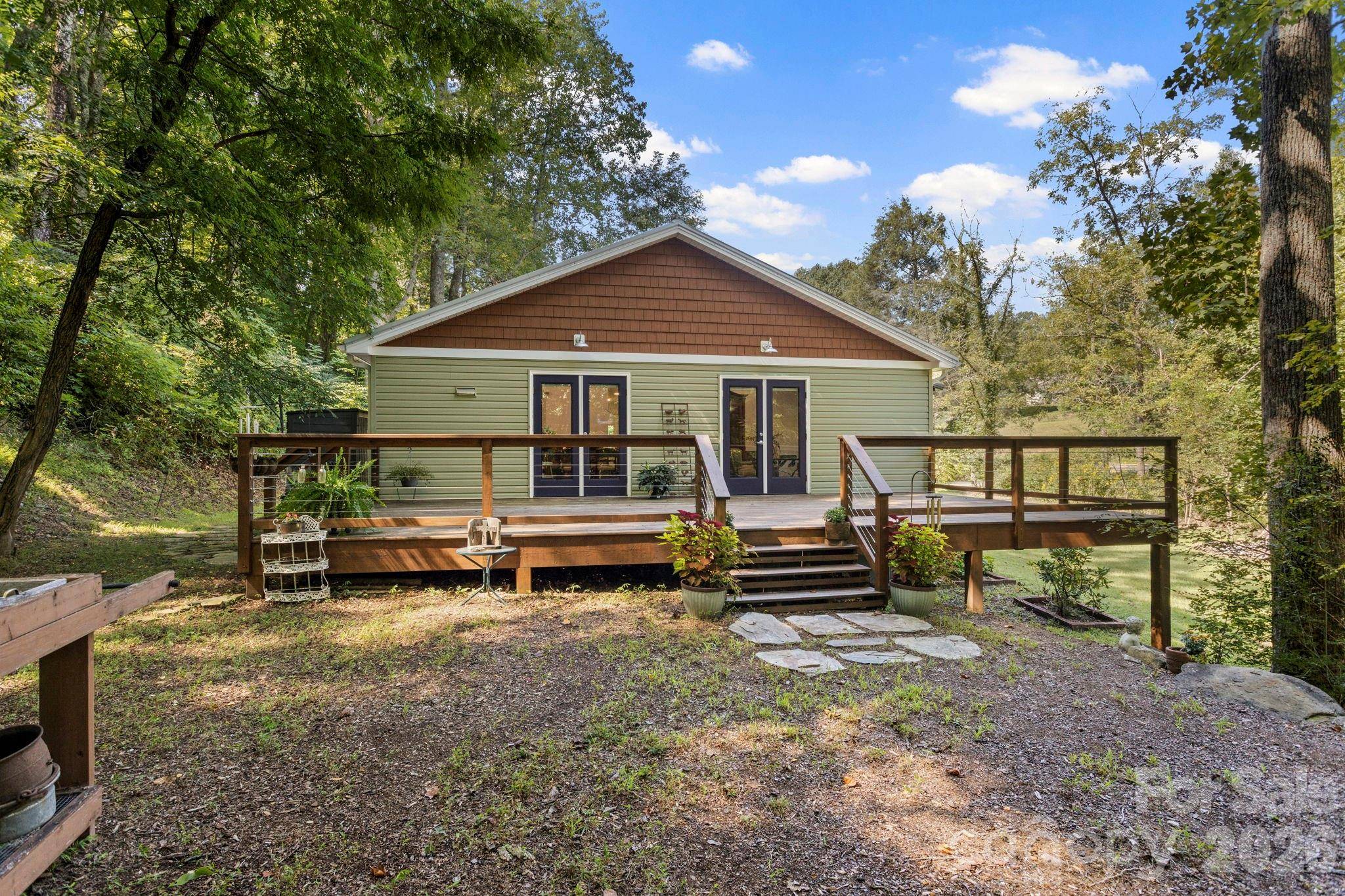 400 Laurel DR, Saluda, NC 28773