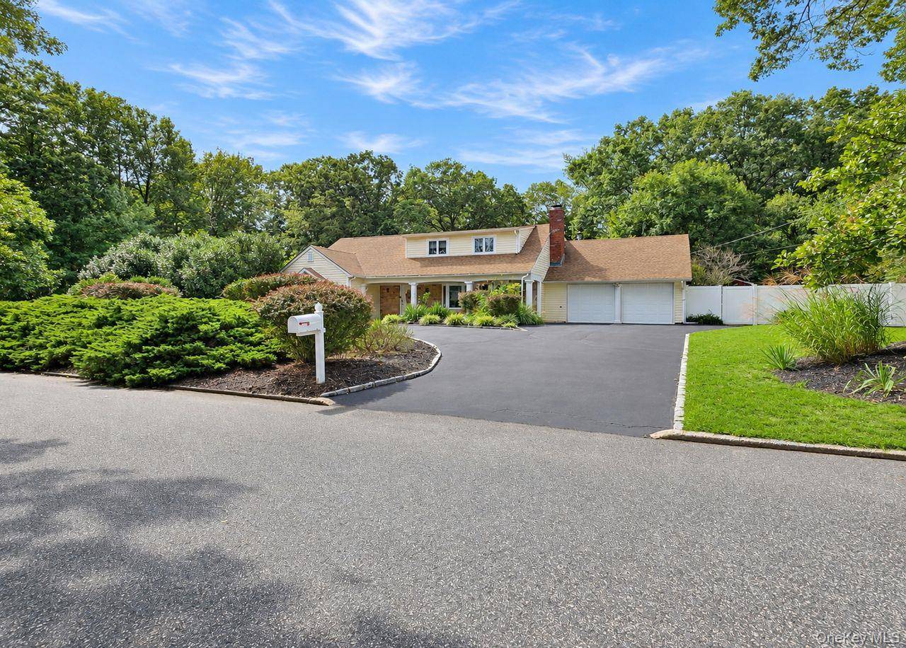 14 Seabrook LN, Stony Brook, NY 11790