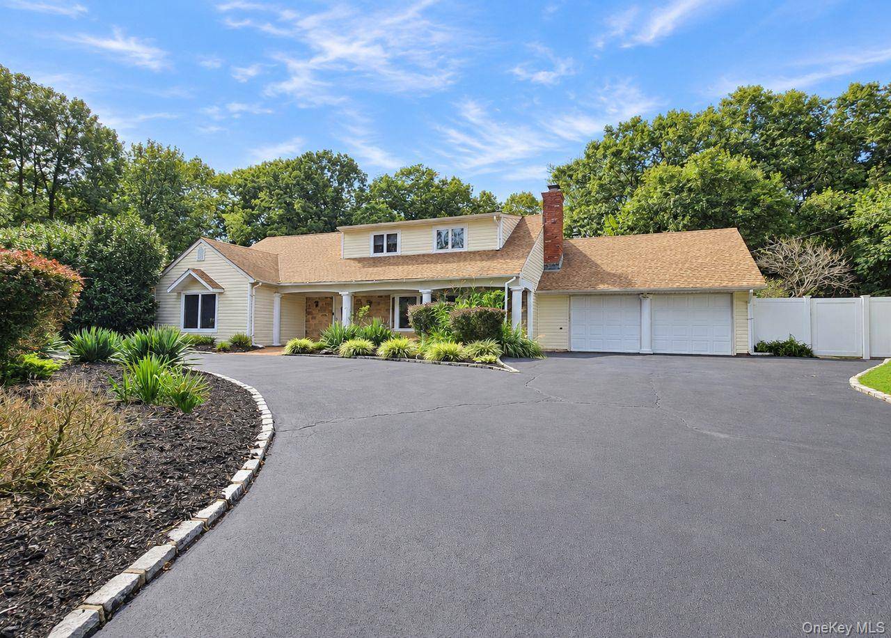 14 Seabrook LN, Stony Brook, NY 11790