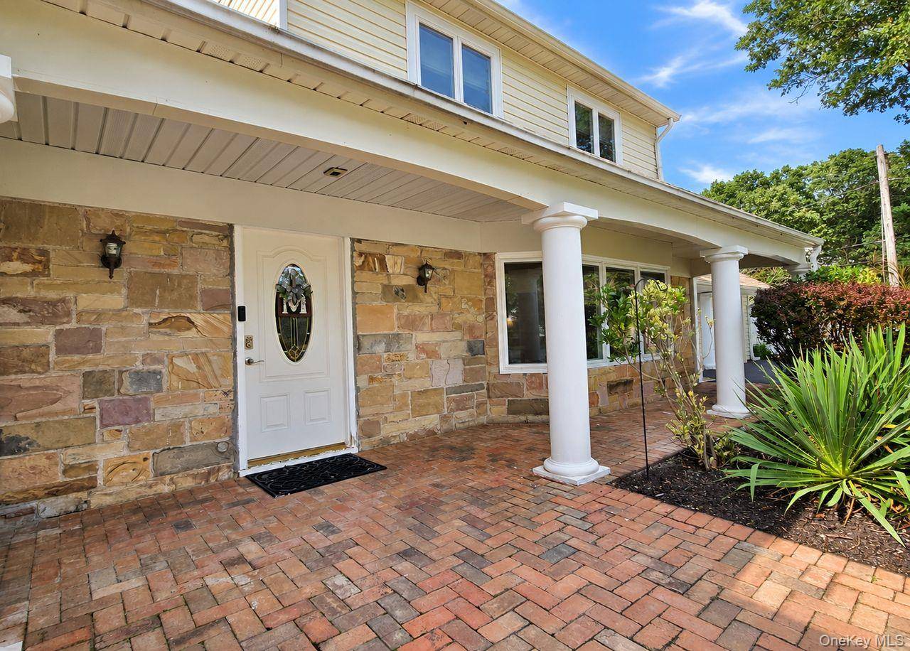 14 Seabrook LN, Stony Brook, NY 11790