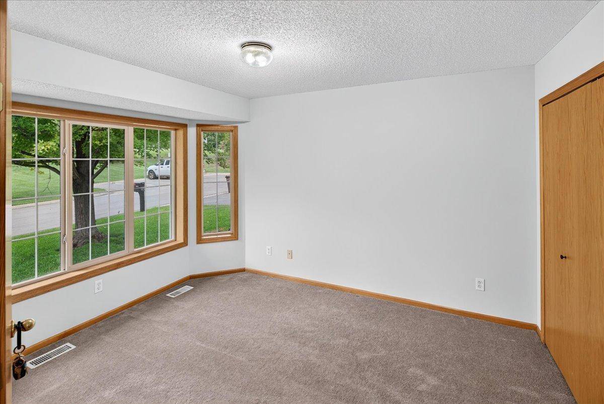 8002 Marsh Run CT, Rockford, MN 55373