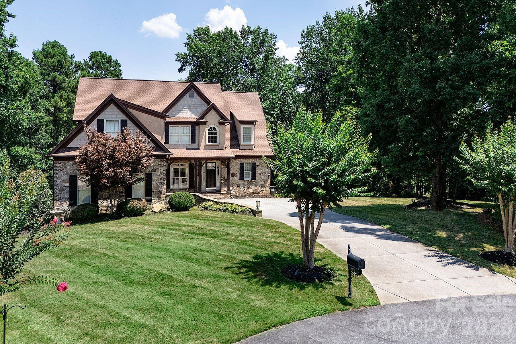 394 Stone Cliff LN, Lake Wylie, SC 29710