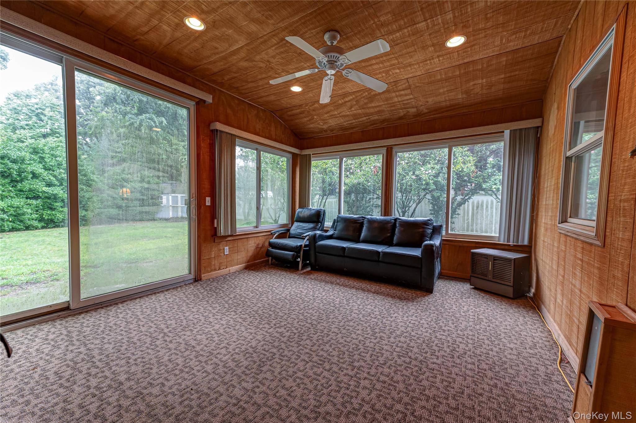 15 Longhorn LN, East Setauket, NY 11733