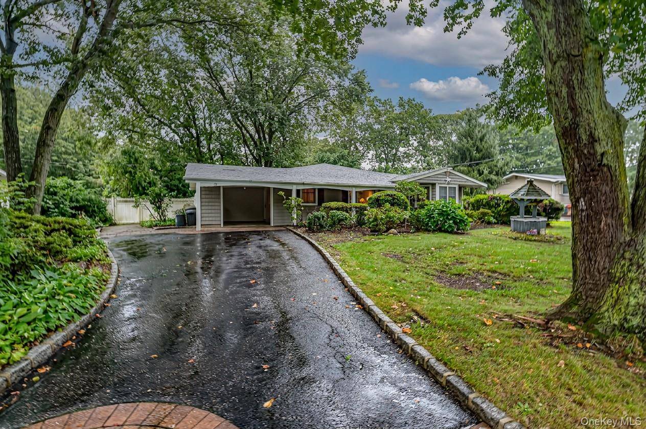 15 Longhorn LN, East Setauket, NY 11733