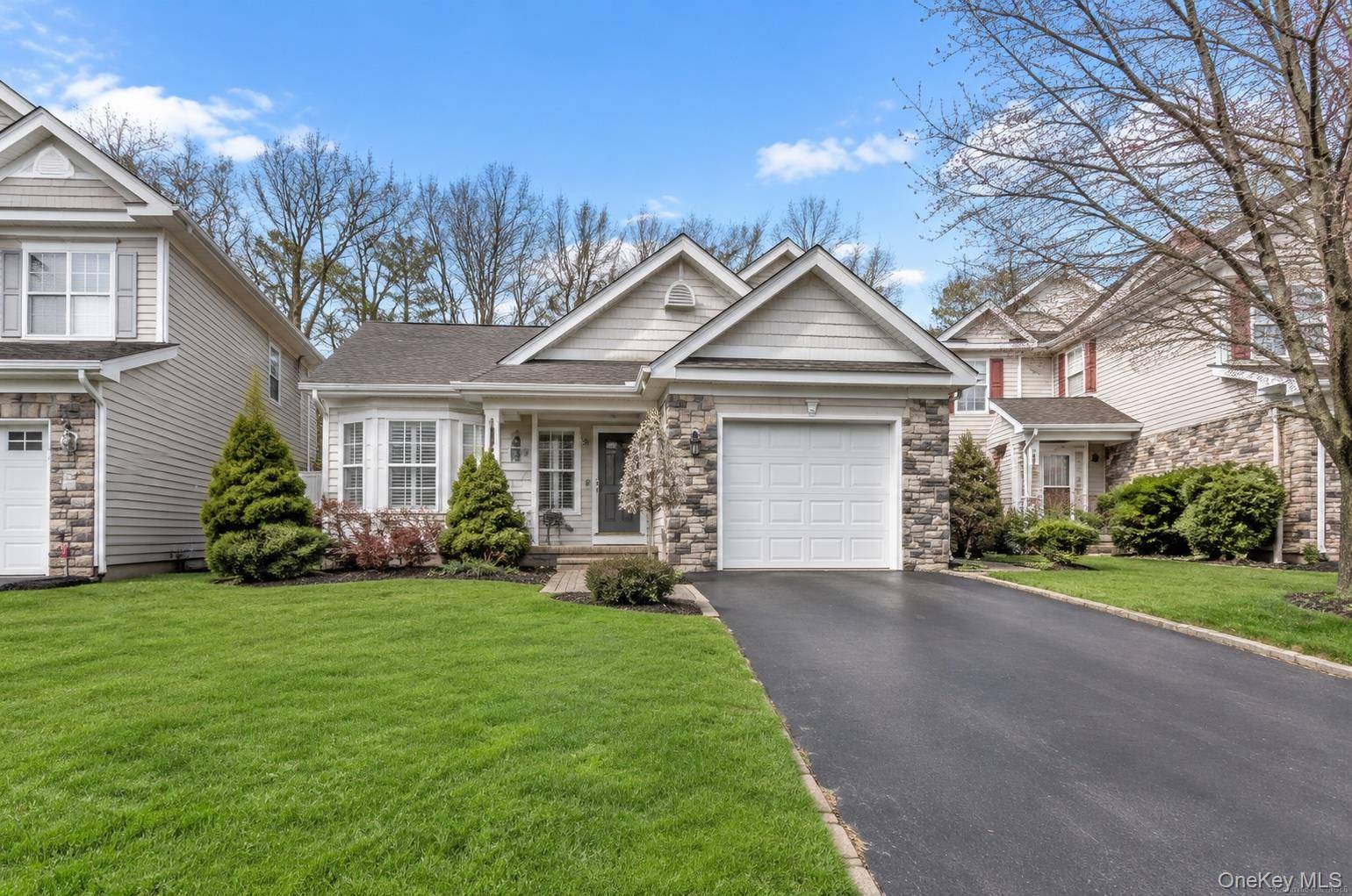 41 Madison CIR, Middle Island, NY 11953