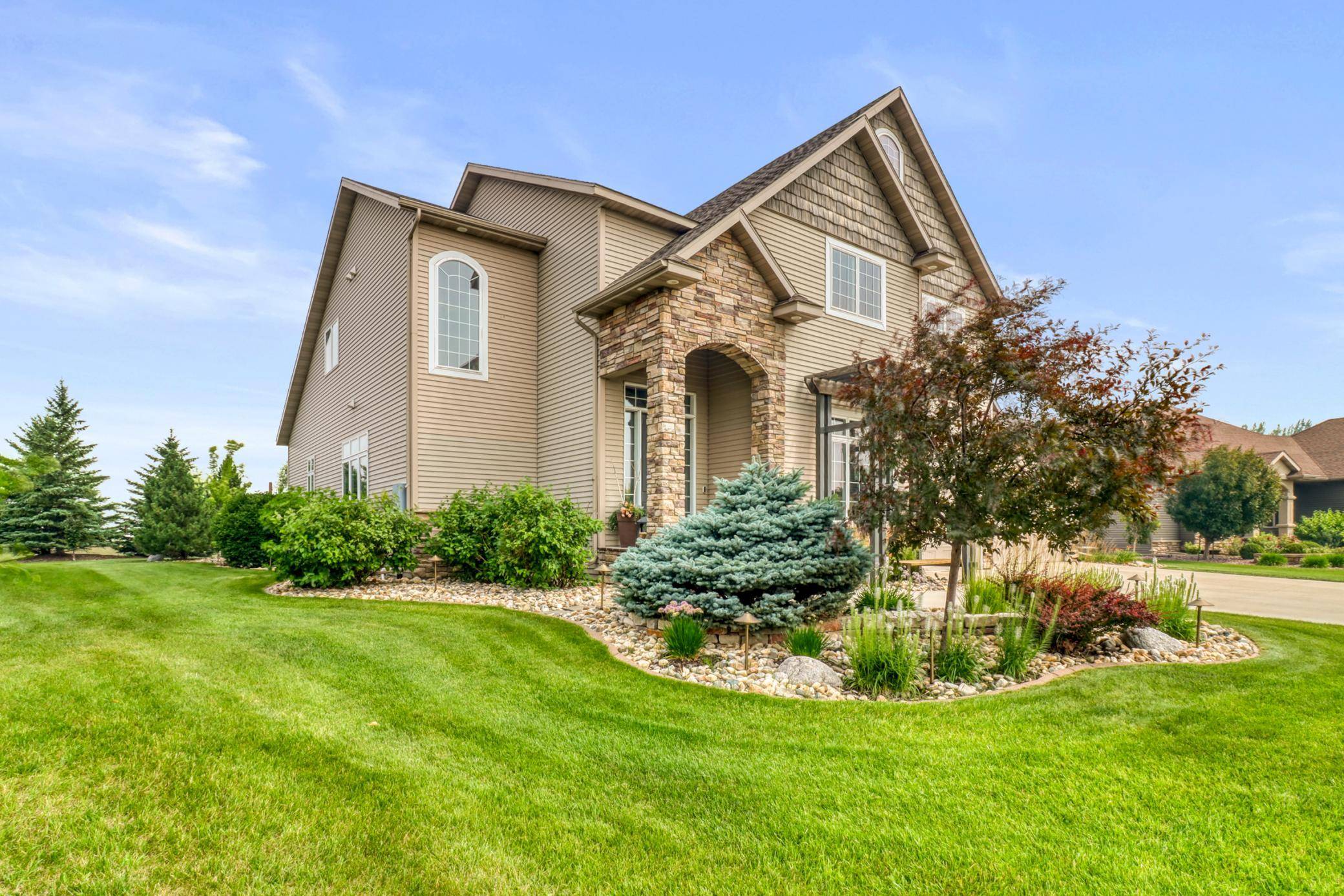 5827 Silverleaf DR S, Fargo, ND 58104