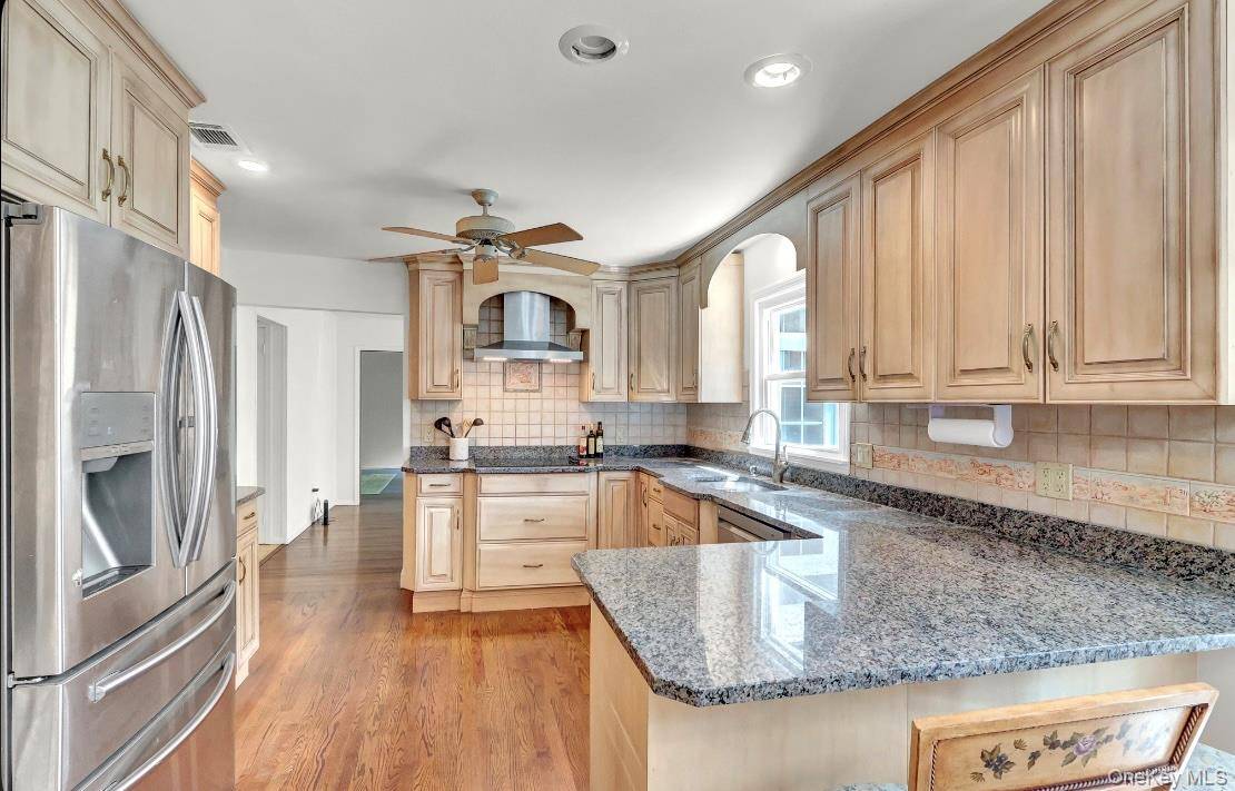 15 Tobi LN, East Setauket, NY 11733