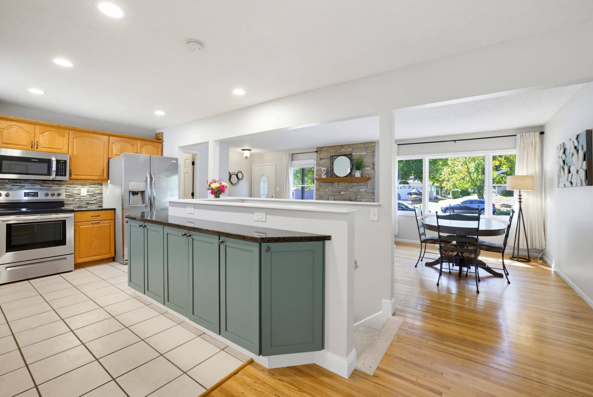 777 Mohican LN, Mendota Heights, MN 55120