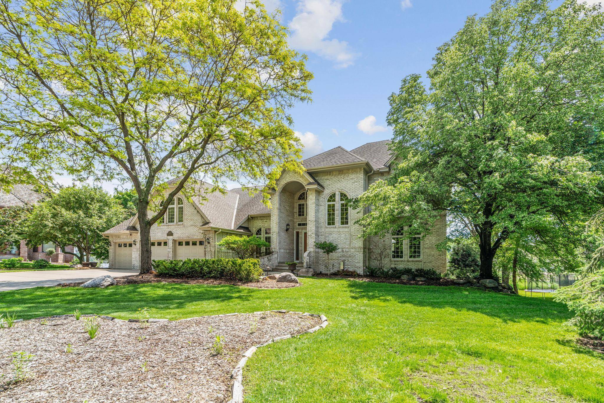 6210 Deerwood Circle N, Plymouth, MN 55442