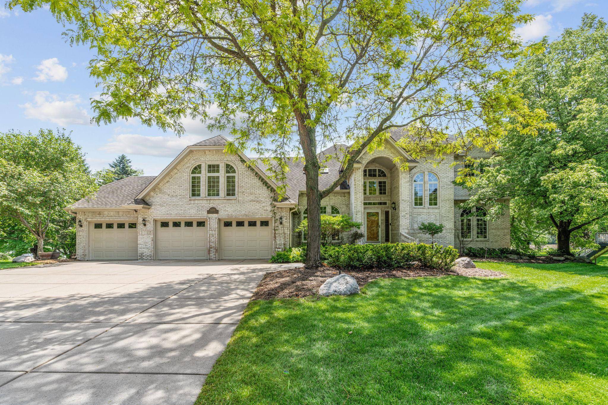 6210 Deerwood Circle N, Plymouth, MN 55442