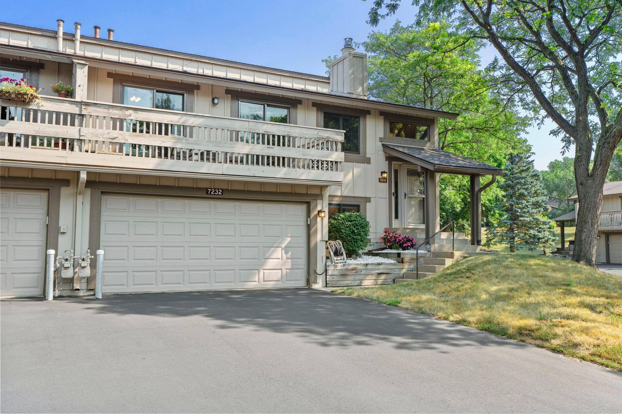 7232 Woodstock Curve, Bloomington, MN 55438