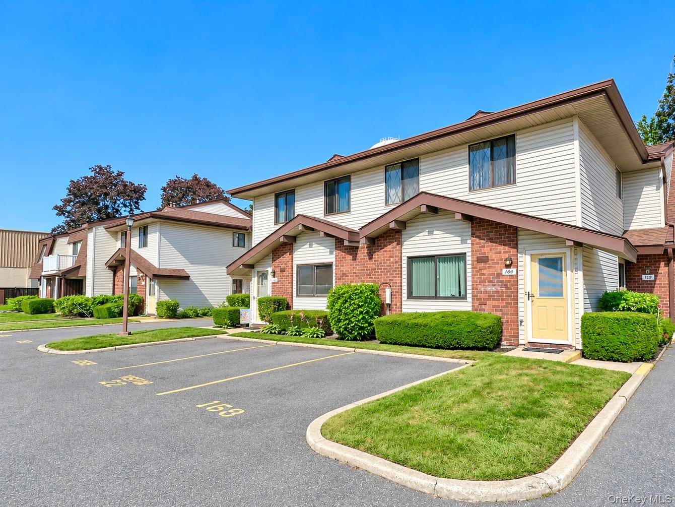 160 Cambridge DR, Copiague, NY 11726