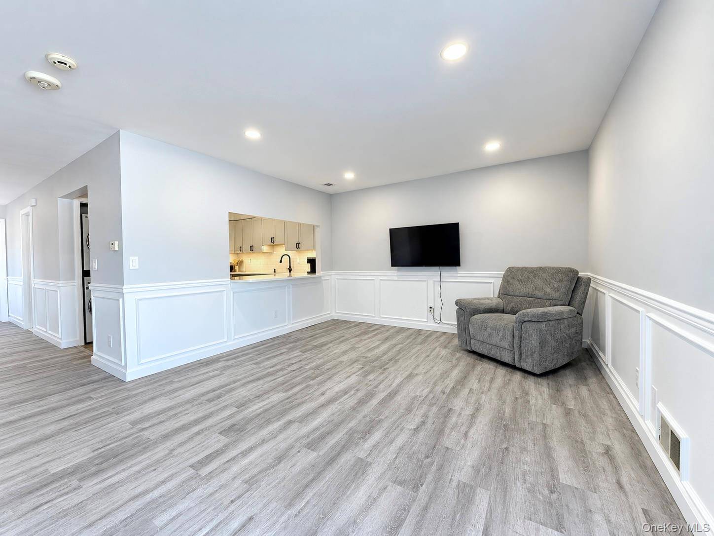 160 Cambridge DR, Copiague, NY 11726
