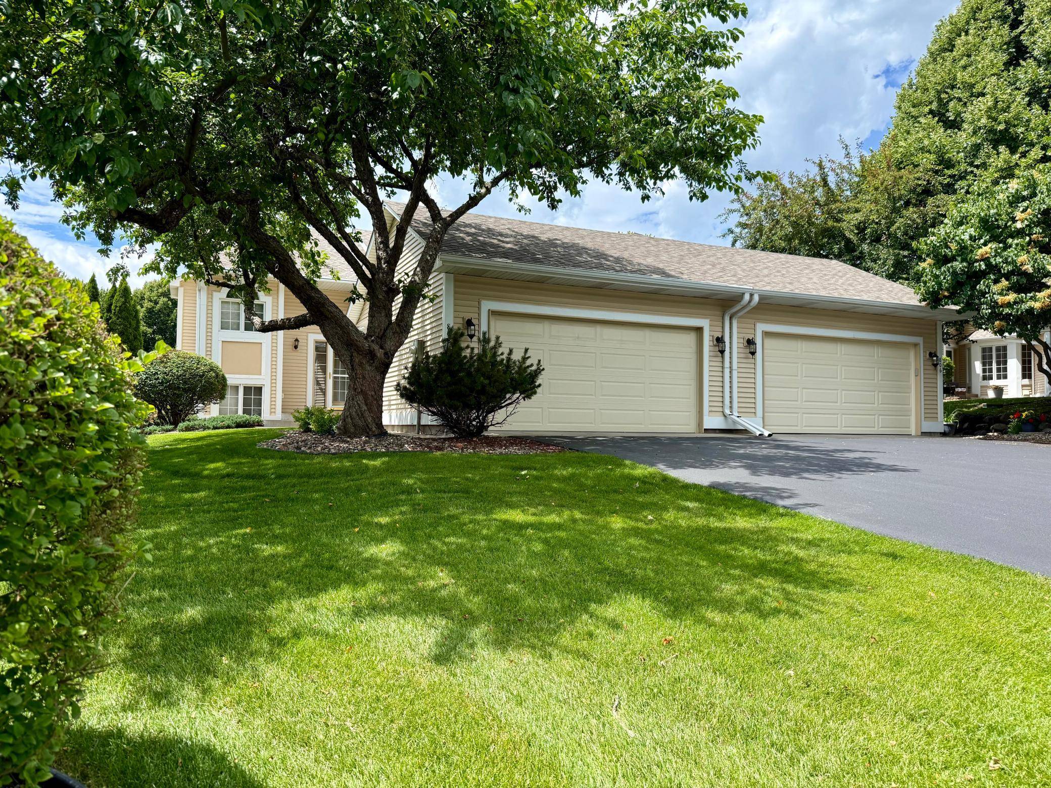808 Winterberry DR, Woodbury, MN 55125