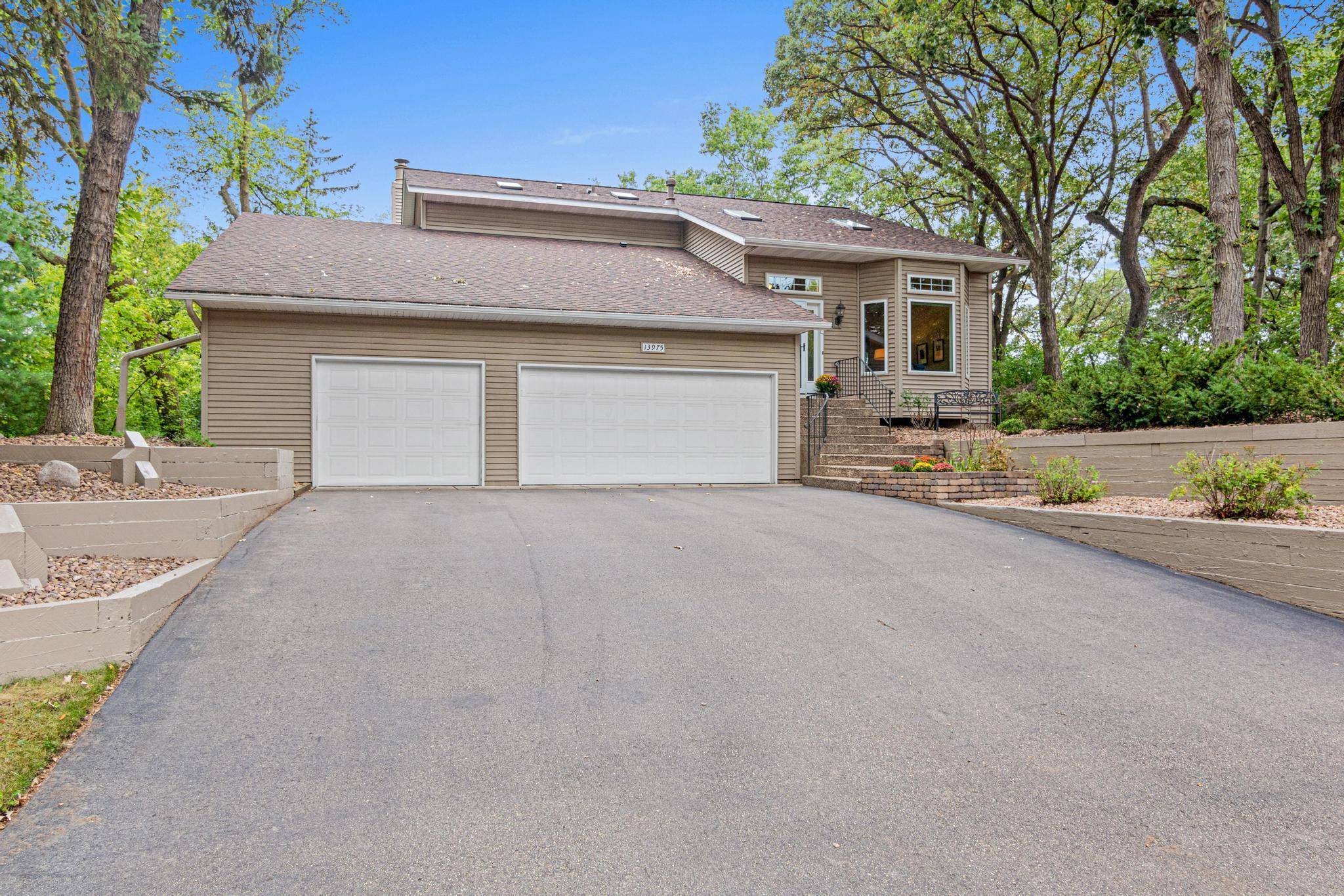 13975 Granada CT, Apple Valley, MN 55124