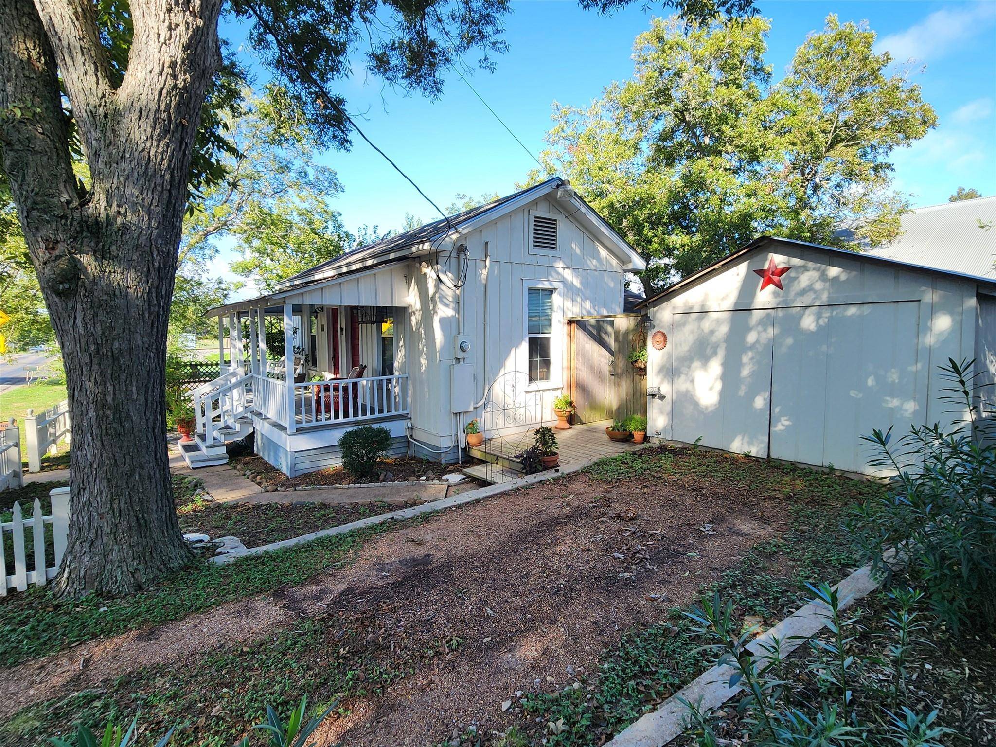 307 W Market ST, Fayetteville, TX 78940