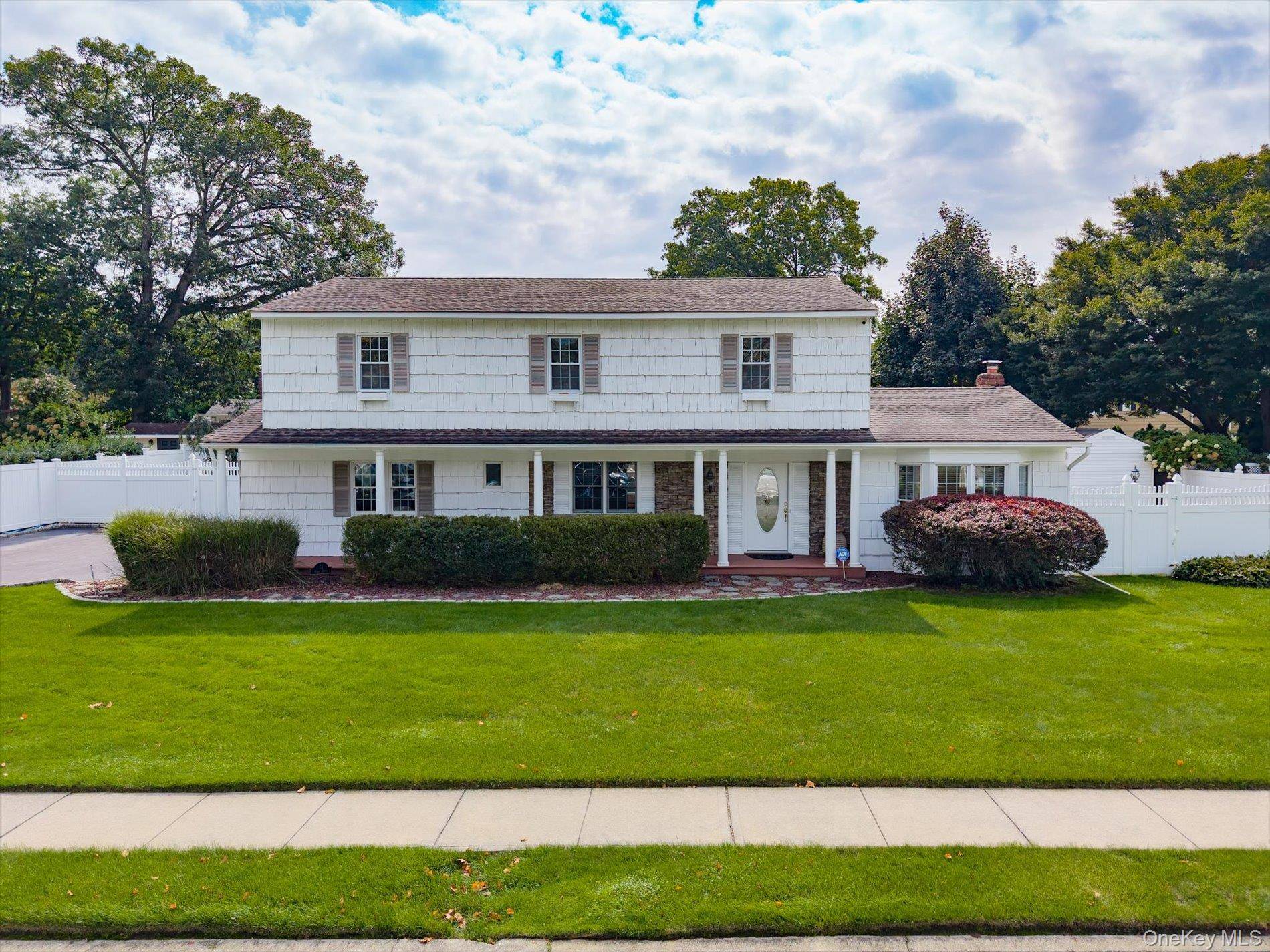 14 Osage DR, Huntington Station, NY 11746