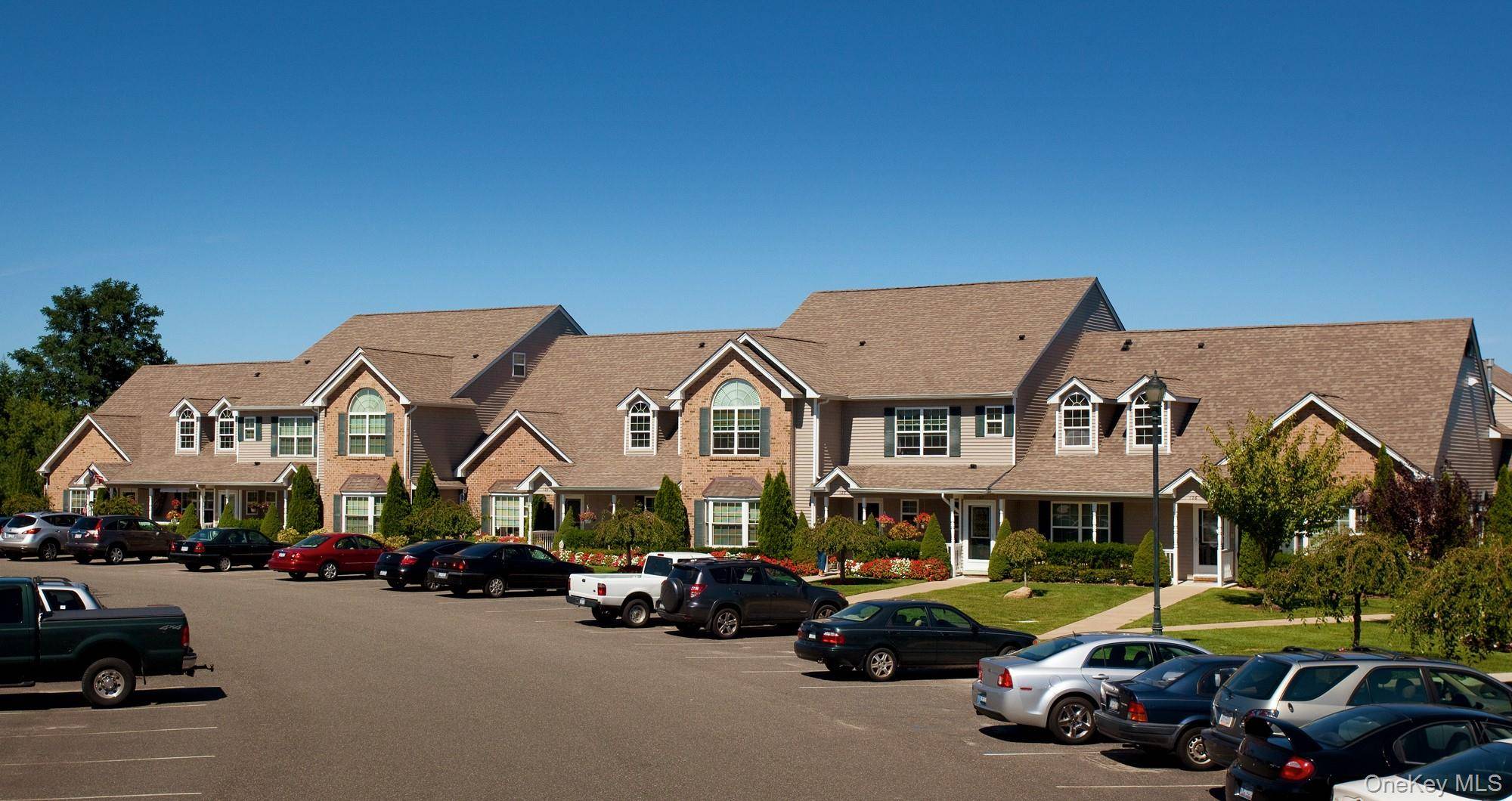 11 Pineview LN #11, Coram, NY 11727
