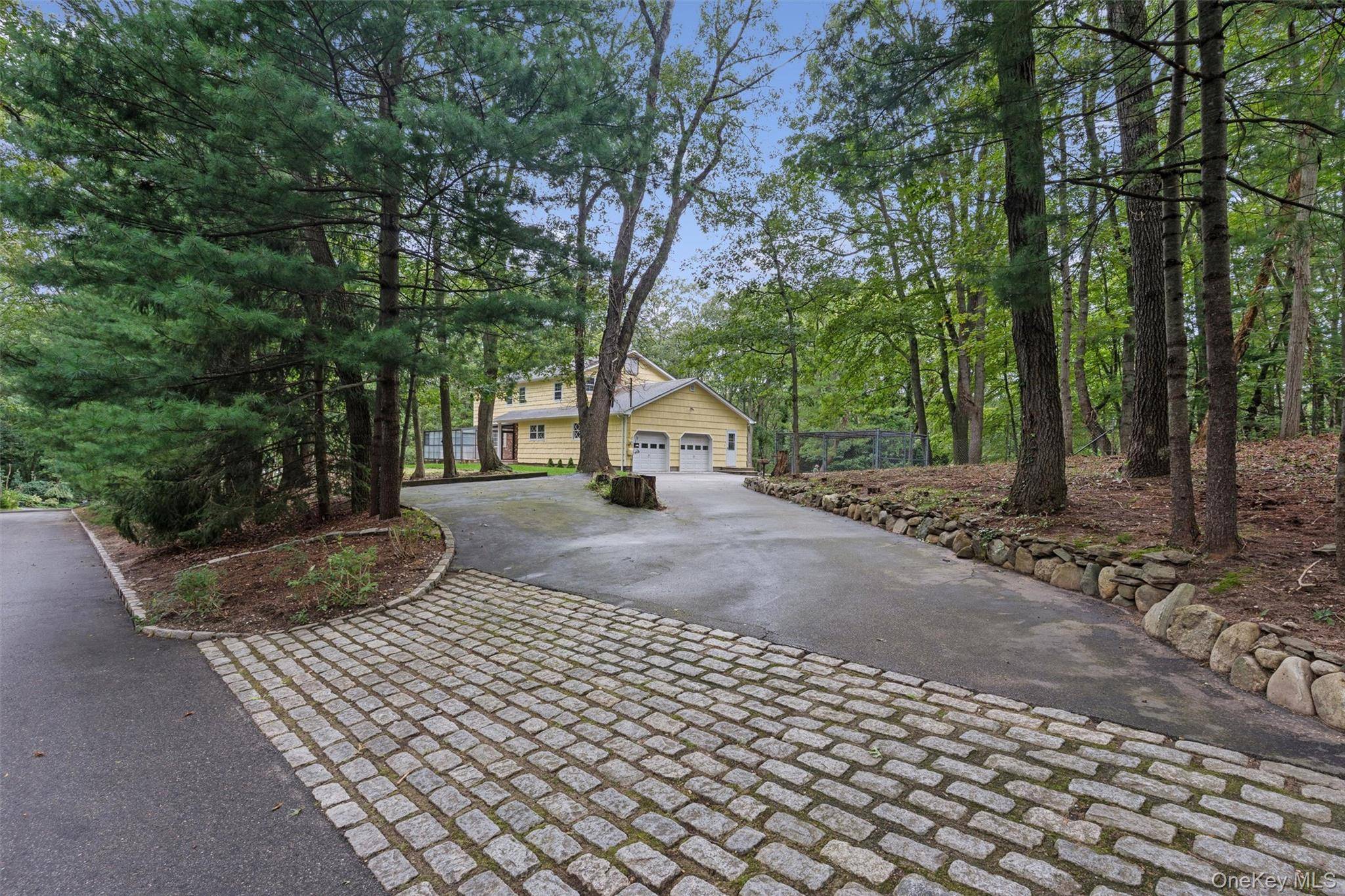 614 Twin Hills CT, Northport, NY 11768