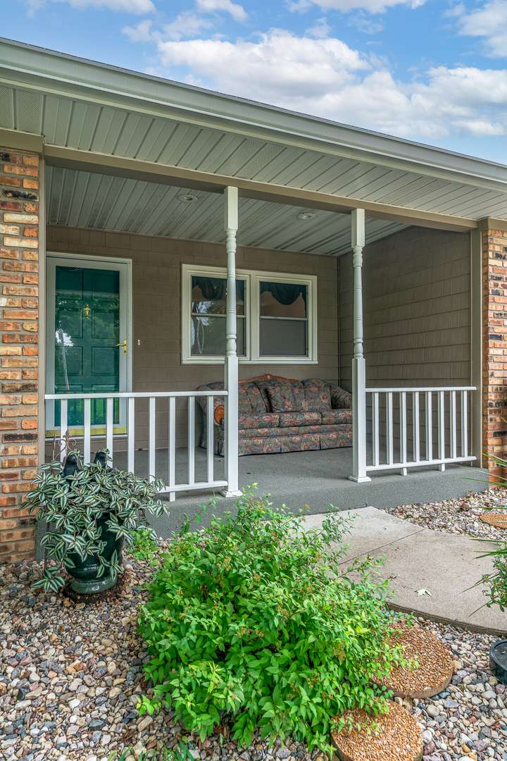 1017 Mount Vernon DR, Davenport, IA 52806