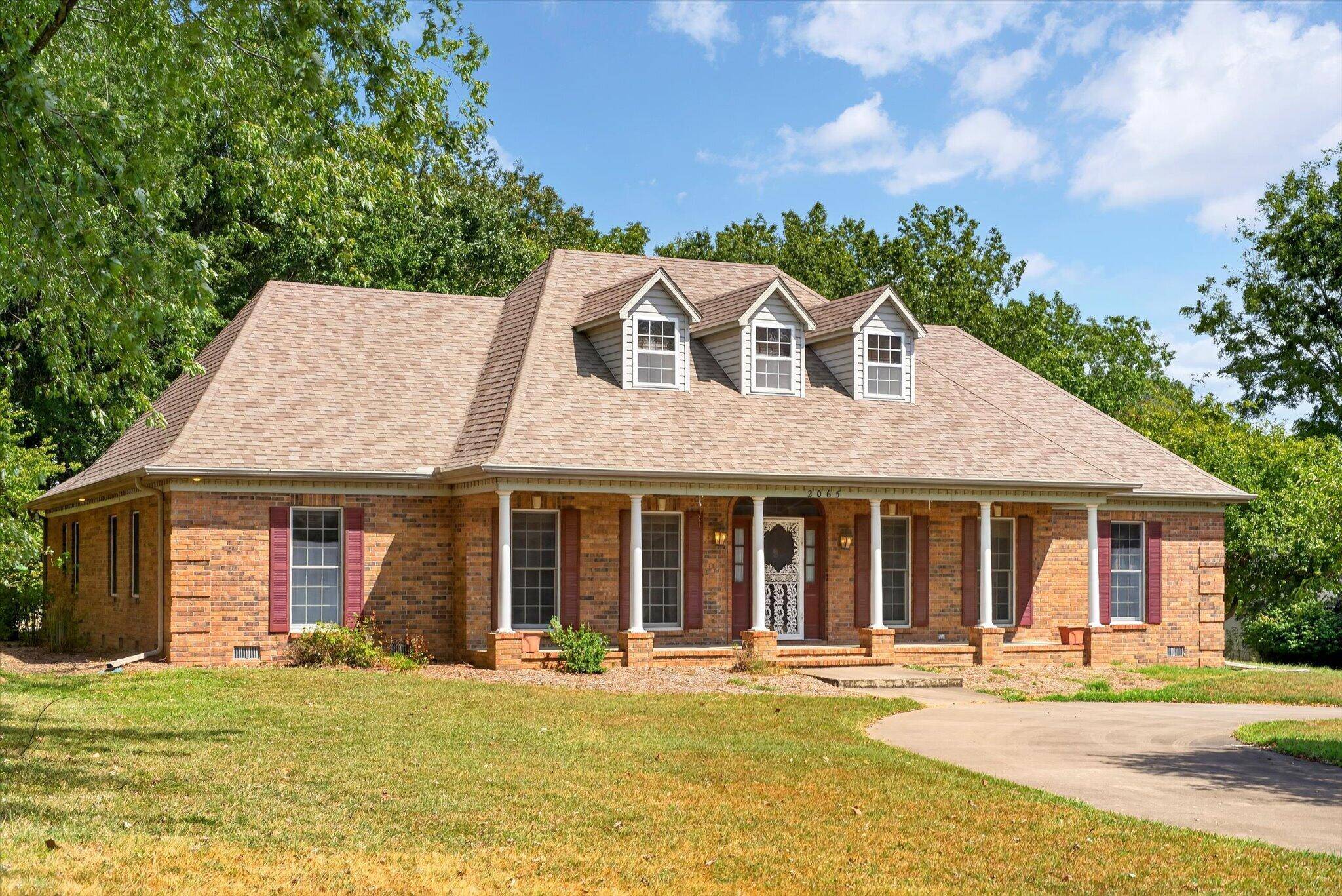 2065 E Thornridge CIR, Bolivar, MO 65613