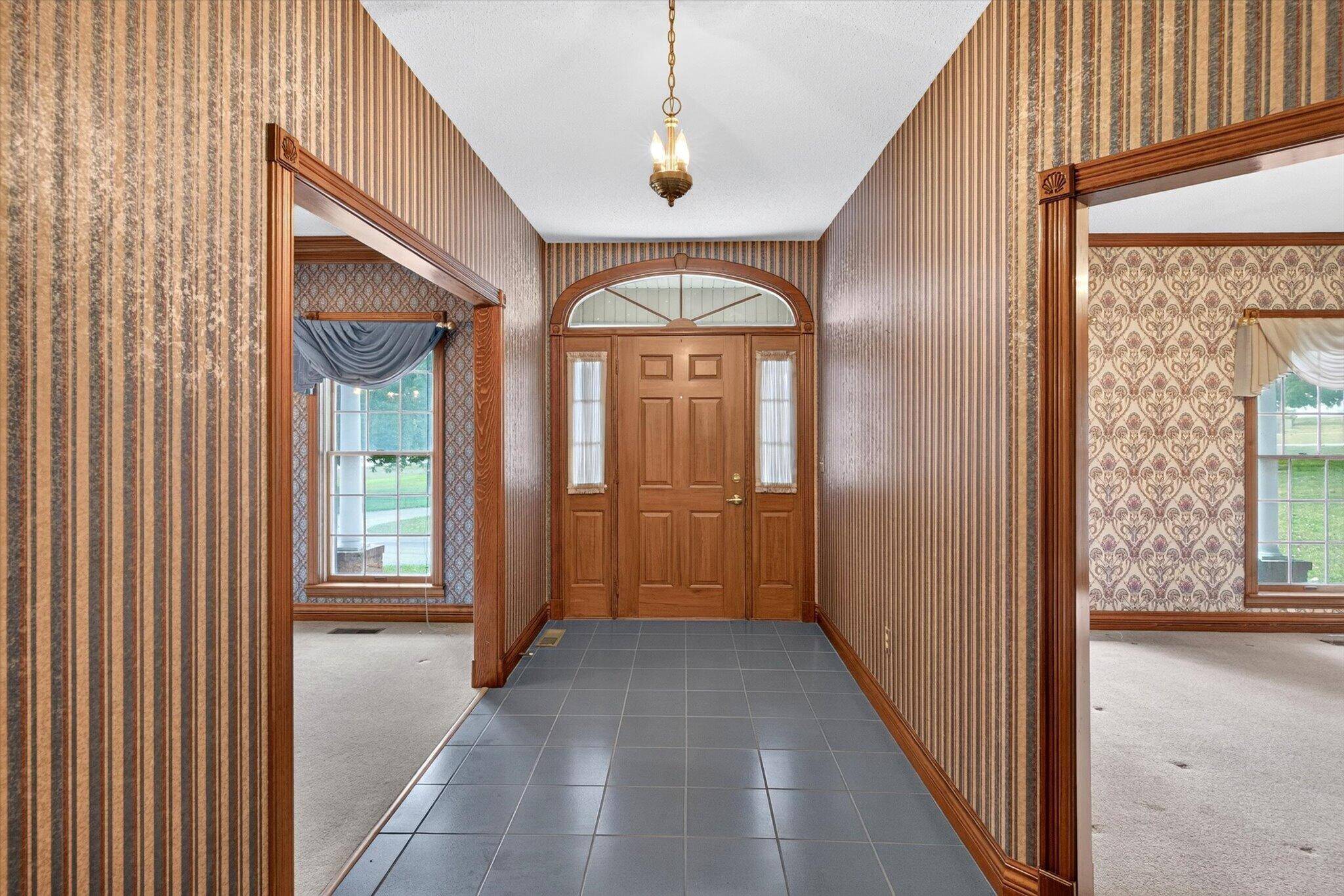 2065 E Thornridge CIR, Bolivar, MO 65613