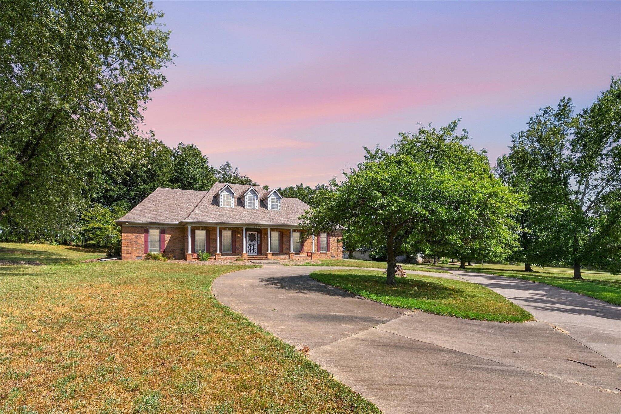 2065 E Thornridge CIR, Bolivar, MO 65613