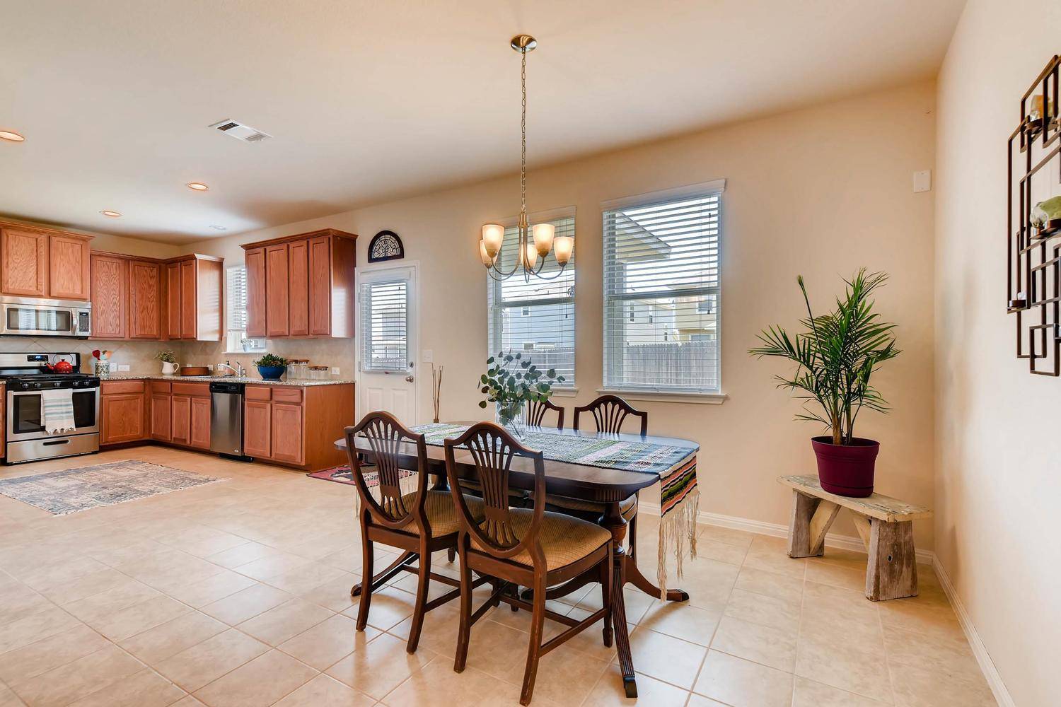 467 Twisted Oaks LN, Buda, TX 78610