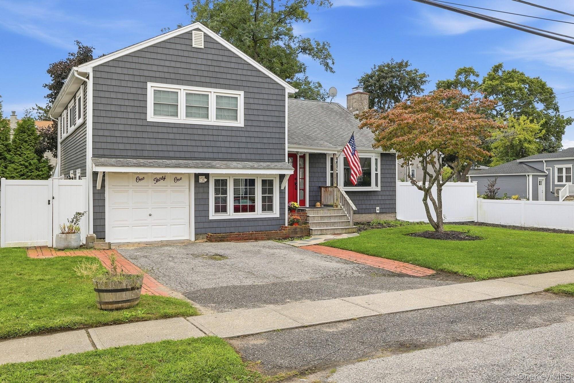 131 Fir ST, Lindenhurst, NY 11757