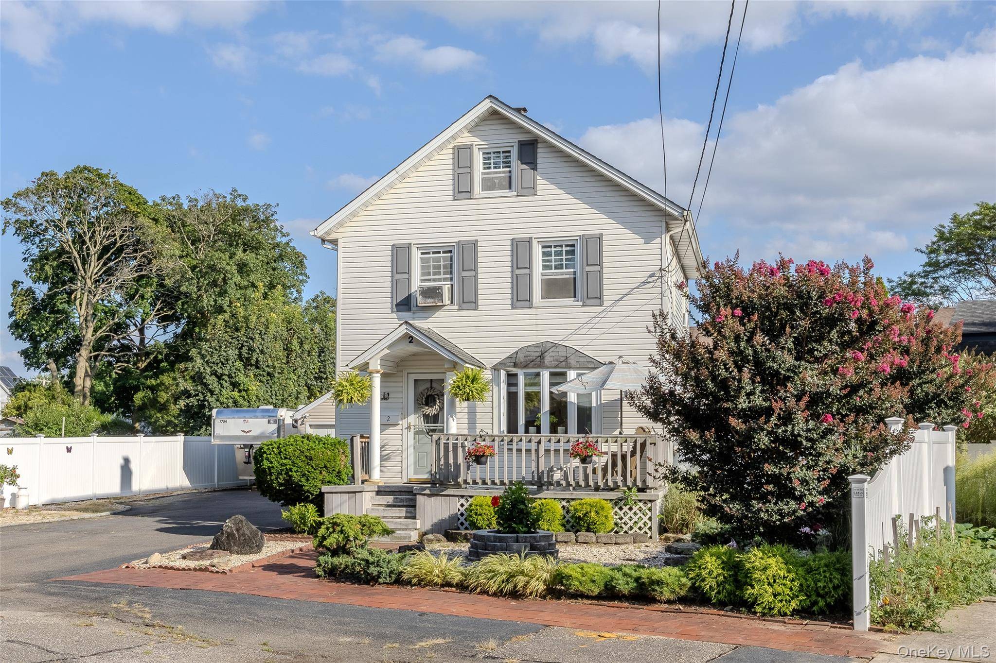 2 Dean ST, Farmingdale, NY 11735