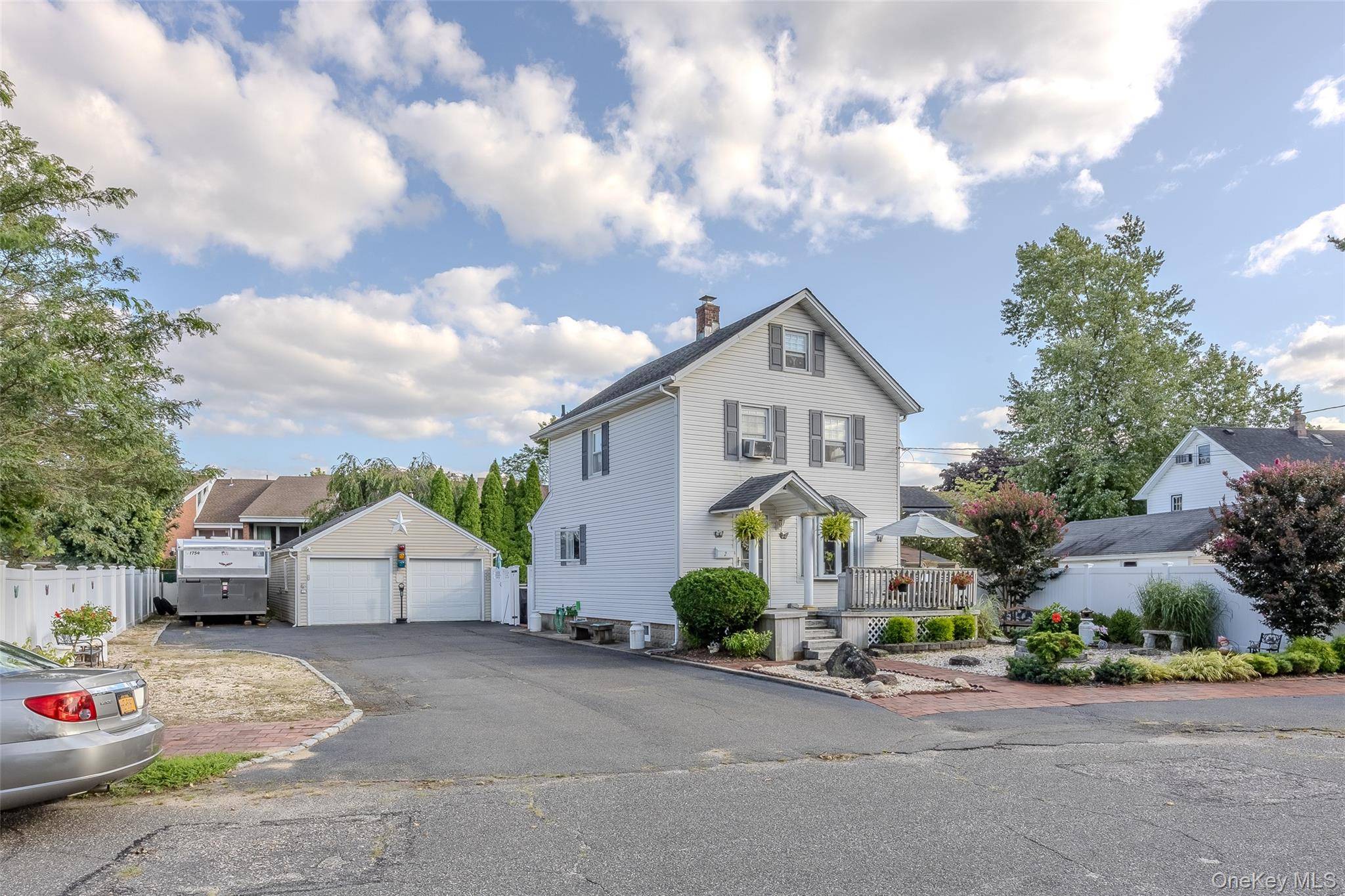 2 Dean ST, Farmingdale, NY 11735