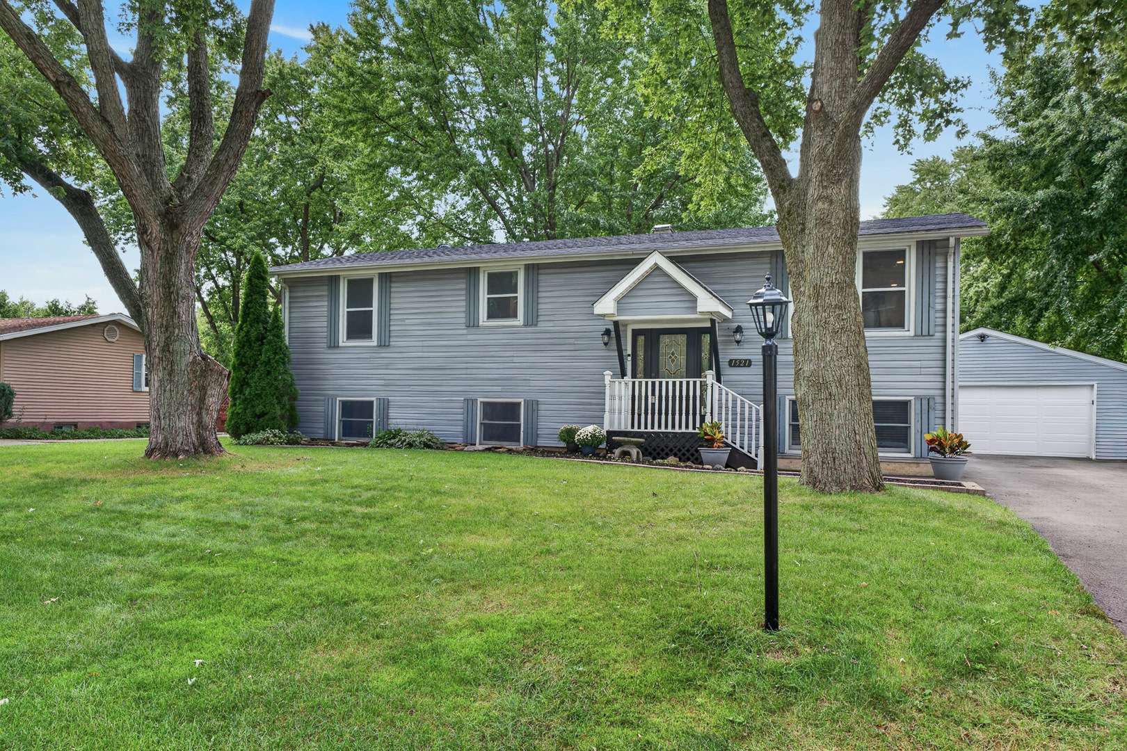 1521 Surrey RD, Batavia, IL 60510