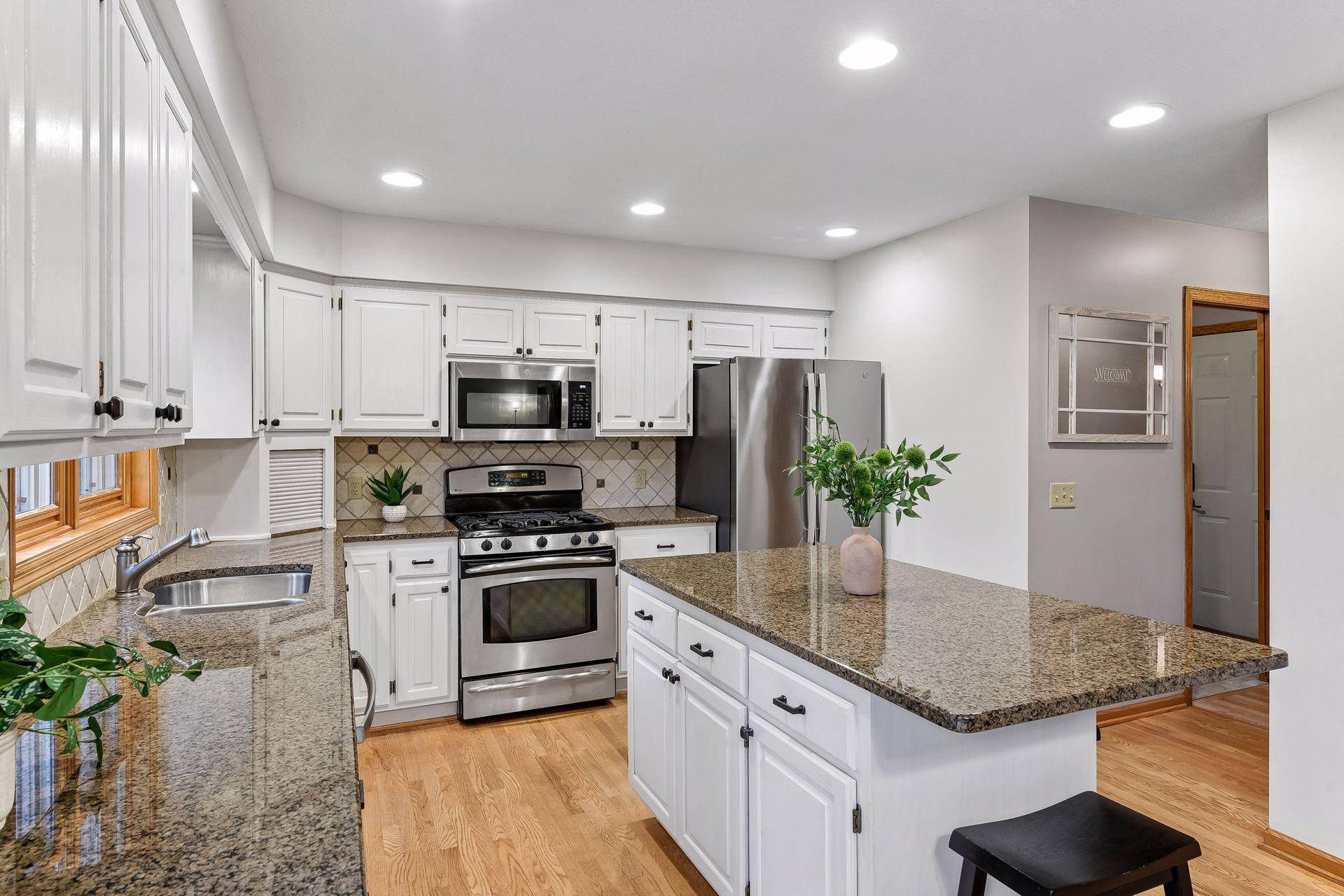 26145 Oak Leaf TRL, Shorewood, MN 55331