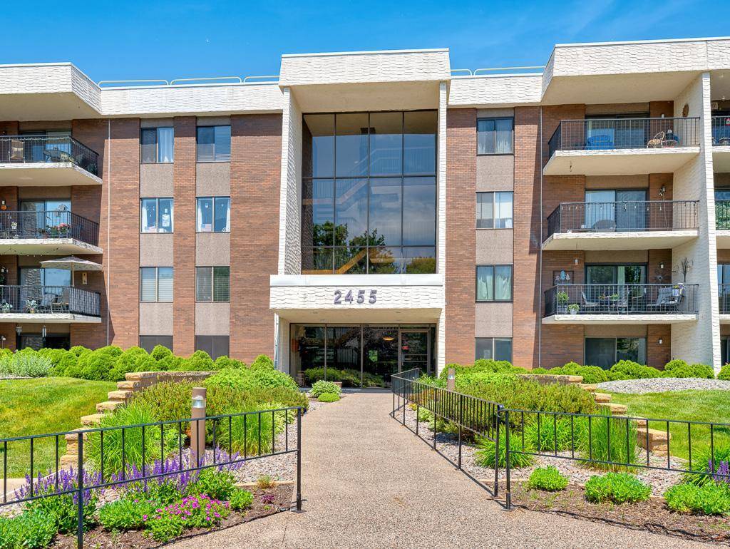 2455 Londin LN E #322, Maplewood, MN 55119