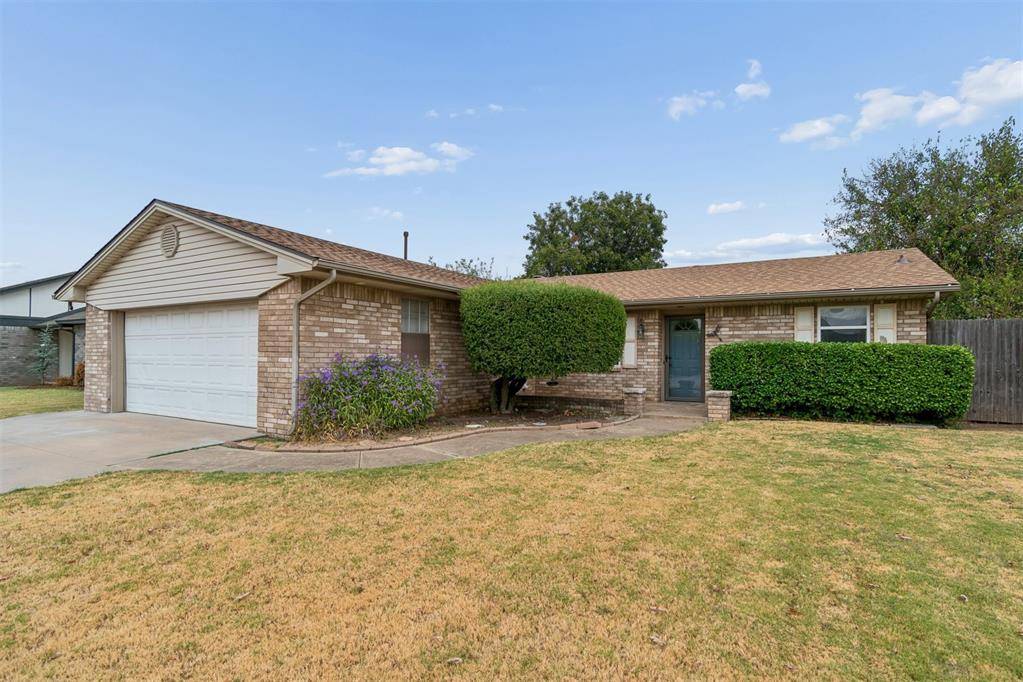 1353 W Cedarbrook LN, Moore, OK 73170