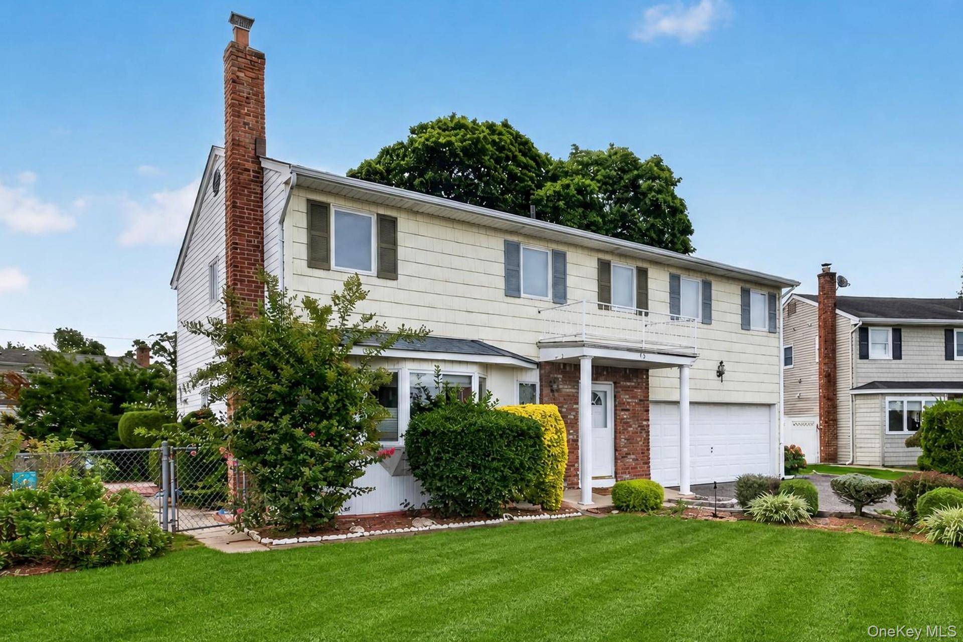 15 Country CT, Hicksville, NY 11801