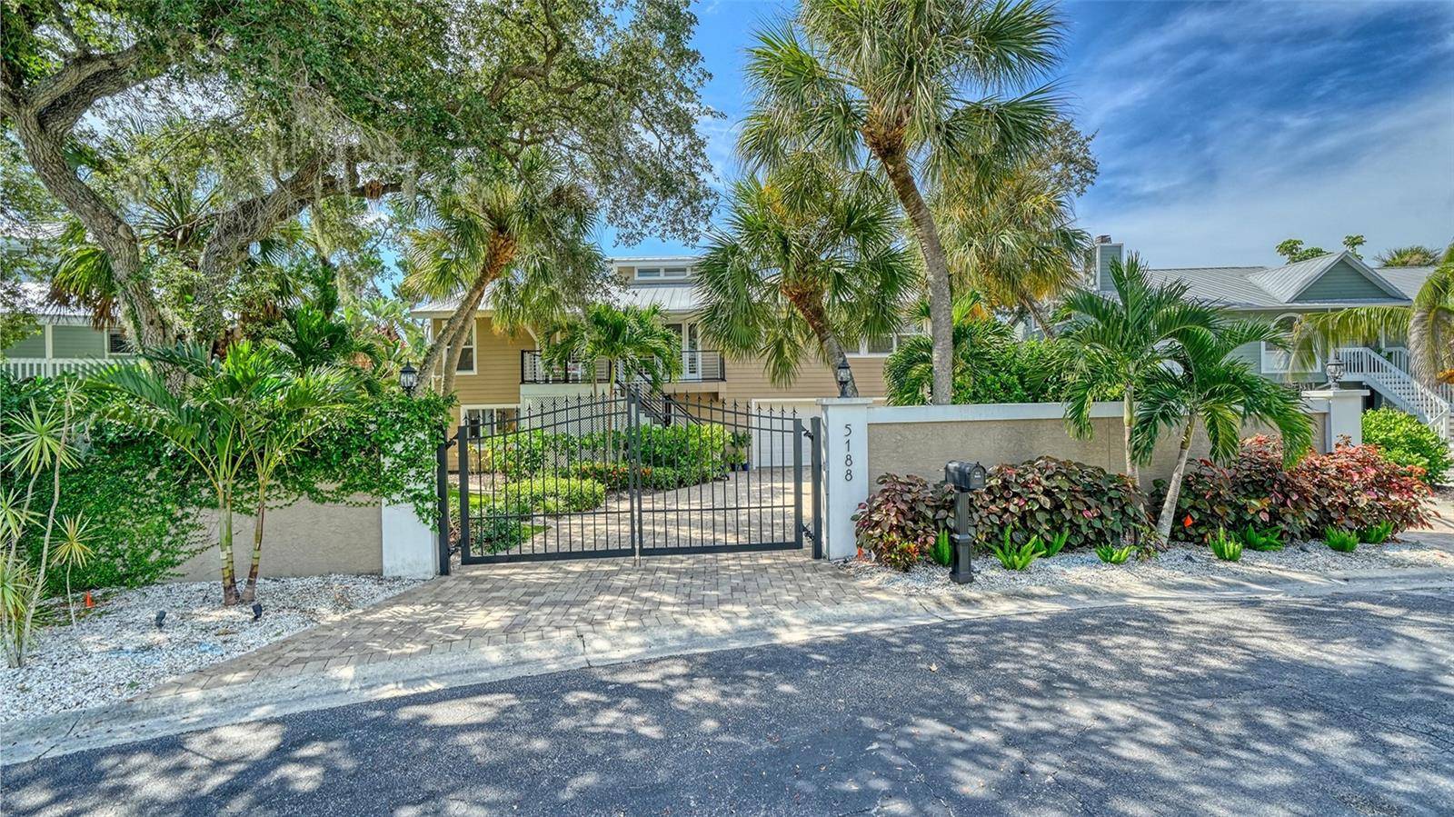5188 SIESTA WOODS DR, Sarasota, FL 34242