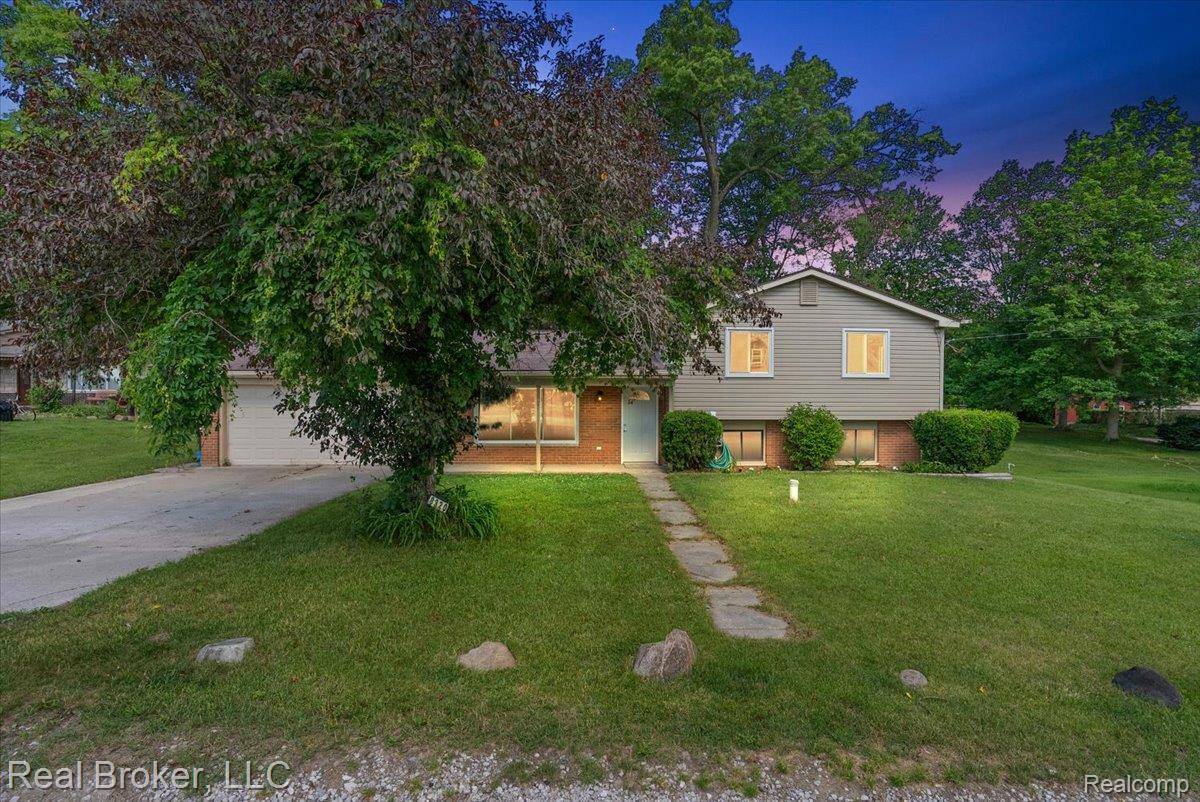 8320 Hillpoint DR, Hamburg Township, MI 48116