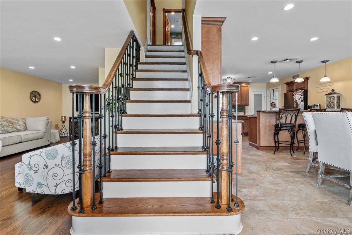 28 Lee AVE, Bethpage, NY 11714