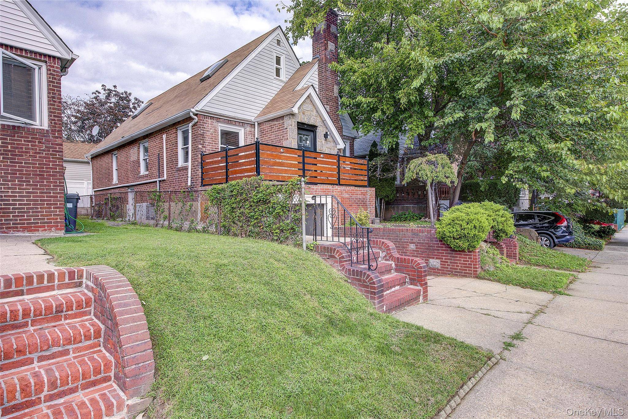 32-28 Utopia Pkwy, Flushing, NY 11358