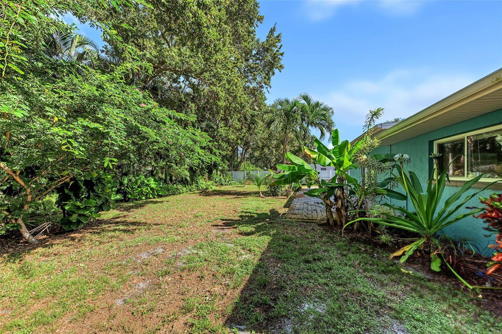 1616 INDIAN ROCKS RD, Belleair, FL 33756