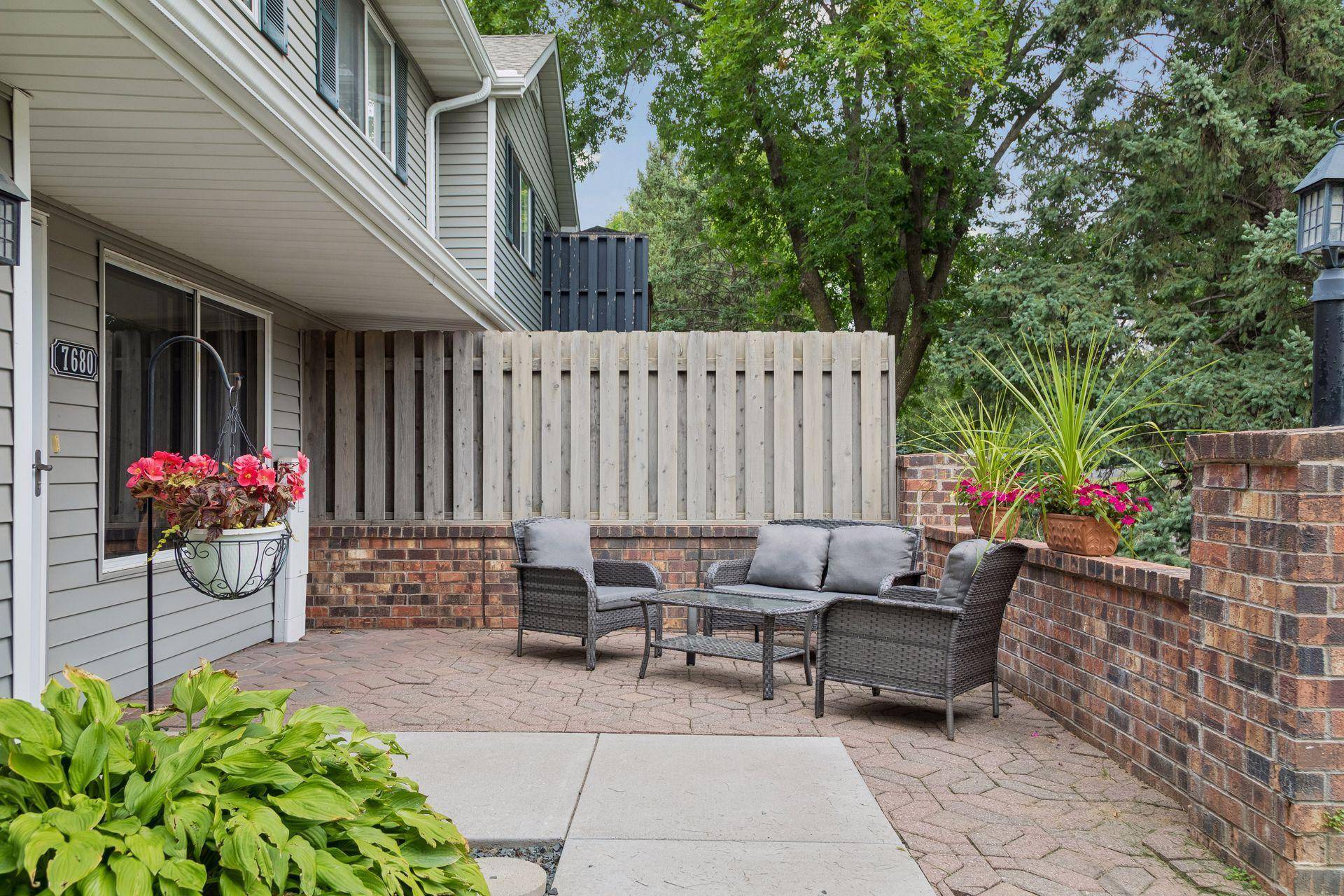 7680 13th ST N, Oakdale, MN 55128
