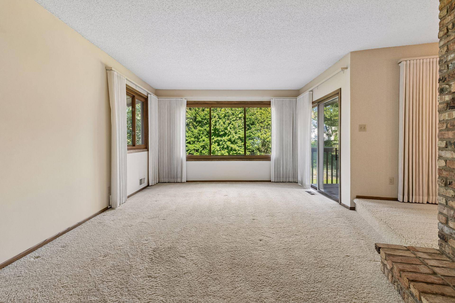 2716 Isle Royale CT, Burnsville, MN 55337