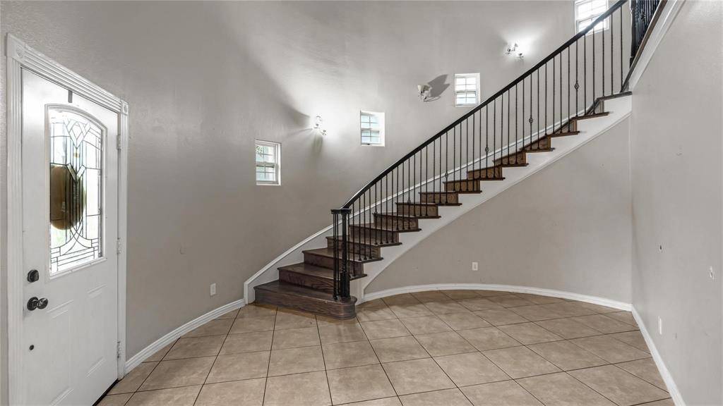 813 Beacon Hill Drive, Irving, TX 75061