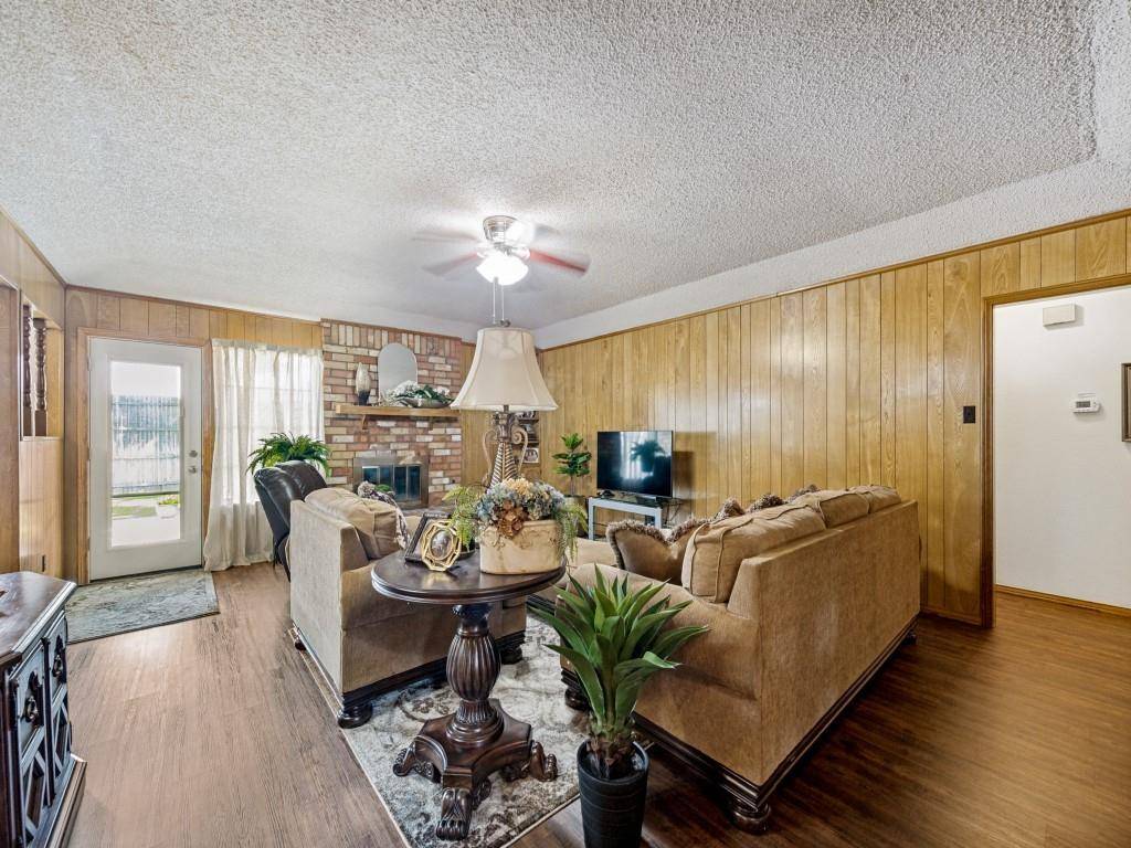 2728 Meadow Green, Bedford, TX 76021